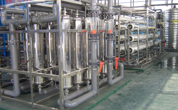       化工行業(yè)中的高純水主要應(yīng)用于電池行溶劑用純水、化學(xué)分析、化工材料、產(chǎn)品清洗、物質(zhì)的分離、濃縮、提純，廢物回收等場合的用水，對于水質(zhì)要求相對來說不是太高，純水電導(dǎo)率從0.1uS/cm-20uS/cm就基本上能滿足要求。我們公司可根據(jù)客戶對水質(zhì)的具體要求，采用反滲透，離子交換，EDI等超純水生產(chǎn)工藝的不同組合，生產(chǎn)出即經(jīng)濟(jì)實(shí)用，又
